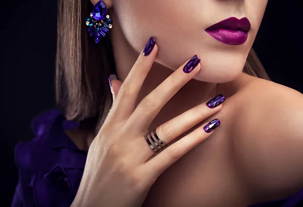 Hermosa mujer con maquillaje perfecto y manicura con joyas — Foto de Stock