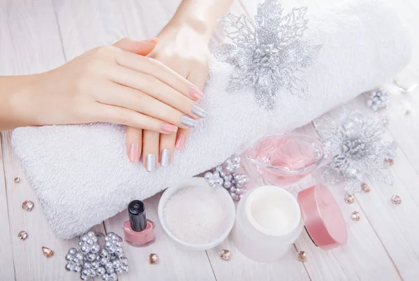 Mooie roze en zilveren kerst manicure met spa essentials — Stockfoto