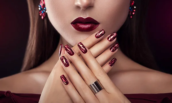 Vacker kvinna med perfekt make-up och manikyr bär smycken — Stockfoto