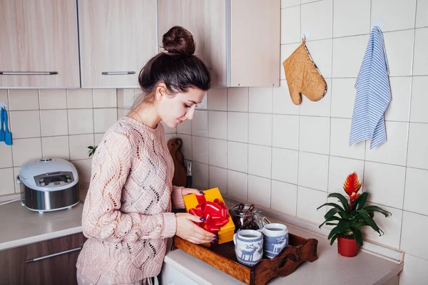 Mujer preparando un desayuno romántico para su hombre el día de Valntines en la cocina — Foto de Stock