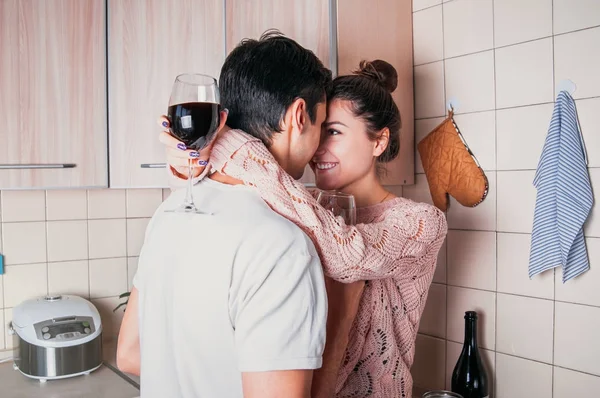 Jeune couple célèbre la Saint-Valentin dans la cuisine — Photo