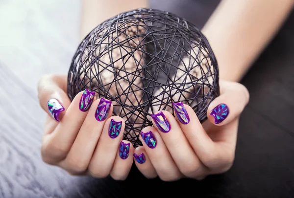 Vetro frantumato manicure viola su sfondo nero — Foto Stock