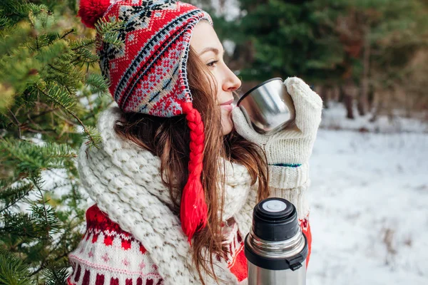 Giovane donna beve tè nella foresta autunnale — Foto Stock