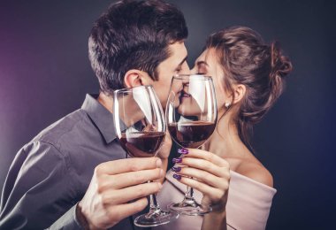 Sevgililer günü kırmızı şarap içme kutlayan çift