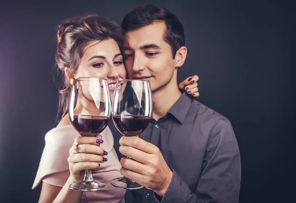 Пари святкують день Святого Валентина, пити червоне вино — стокове фото