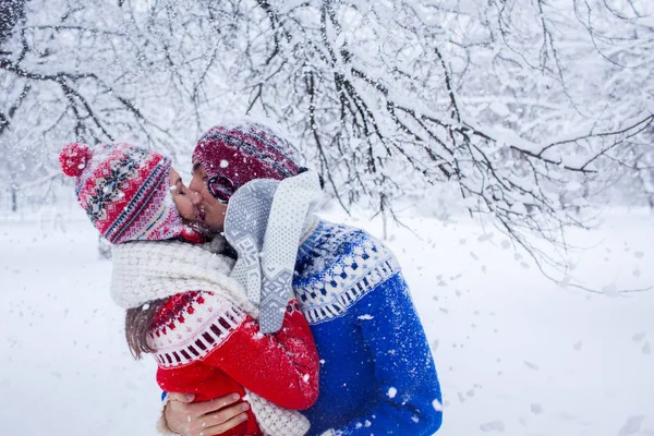 Casal Amor Abraços Beijos Floresta Inverno — Fotografia de Stock