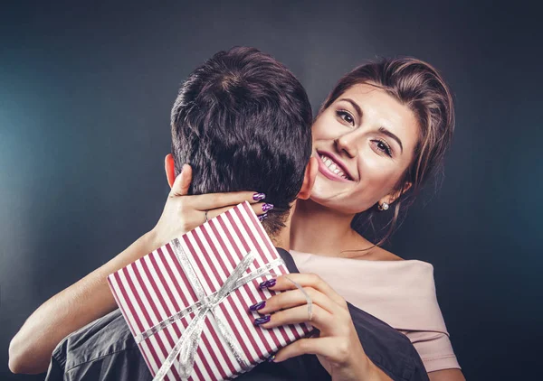 L'homme donne une boîte cadeau à sa petite amie pour la Saint Valentin . — Photo