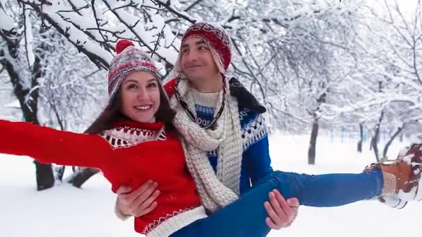 Glückliches Verliebtes Paar Das Winter Spaß Hat Junger Mann Wirbelt — Stockvideo