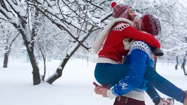 Счастливая Пара Влюбленных Веселится Обнимается Целуется Зимой Открытом Воздухе — стоковое видео