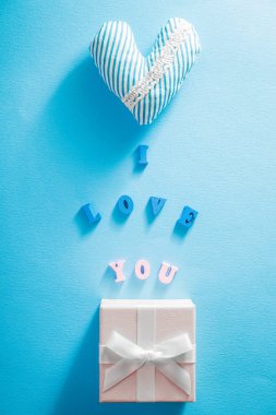 Hediye kutusu ben ile mavi arka plan üzerinde yazı seviyorum. Sevgililer günü kavramı.