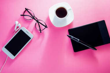 Bir tasarımcının kahve molası. Bir fincan kahve ve bir kalem tablet kullanma ile çalışma