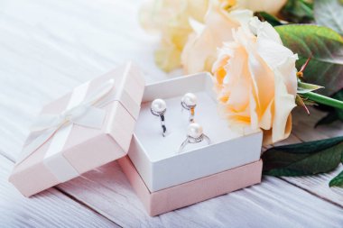 İnci küpe hediye kutusunda Güllü