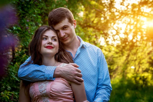 Retrato de pareja de amor joven en el jardín — Foto de Stock