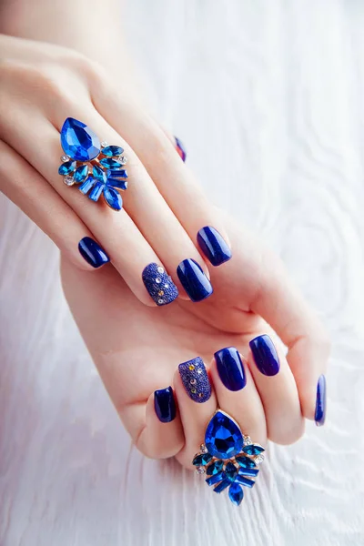 Manicure blu su sfondo bianco — Foto Stock