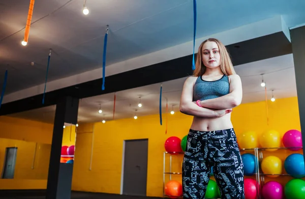 Młodych kobiet fitness instructer stojąc na siłowni. Koncepcja Sportive zawód. — Zdjęcie stockowe