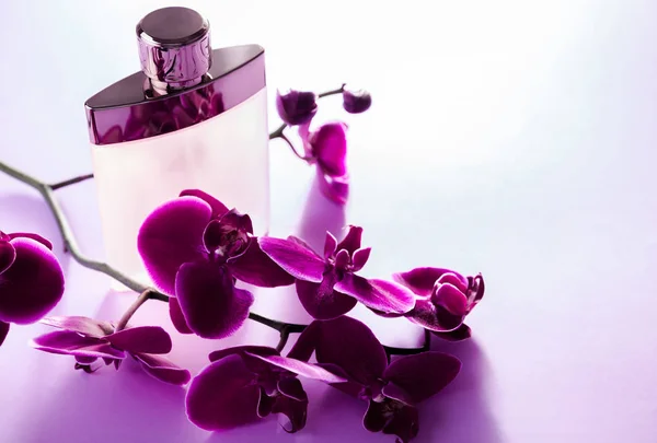Flaska parfym med orkidé — Stockfoto