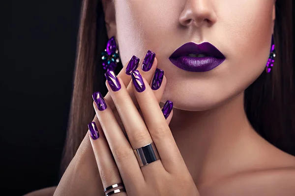 Hermosa mujer con maquillaje perfecto y manicura con joyas — Foto de Stock