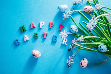 Mutlu paskalyalar. Bahar çiçekleri ve yumurta Paskalya arka plan