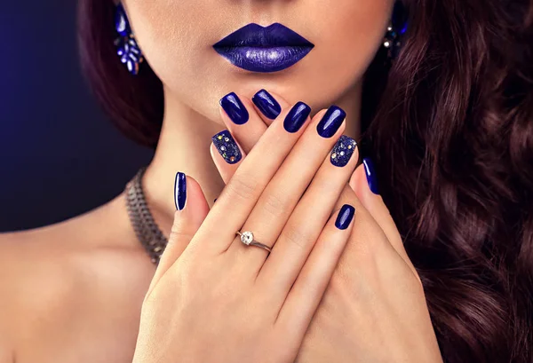 Hermosa mujer con maquillaje perfecto y manicura azul con joyas — Foto de Stock