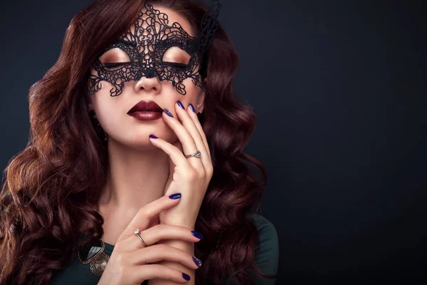 Mooie vrouw met een perfecte make-up en manicure dragen van een masker van de kant — Stockfoto