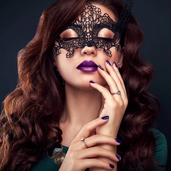 Mooie vrouw met een perfecte make-up en manicure dragen van een masker van de kant — Stockfoto