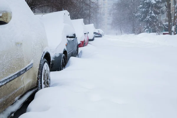 Fila di auto coperte di neve. Tempesta di neve — Foto Stock