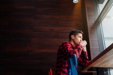 Yakışıklı delikanlı kafede kahve sahiptir