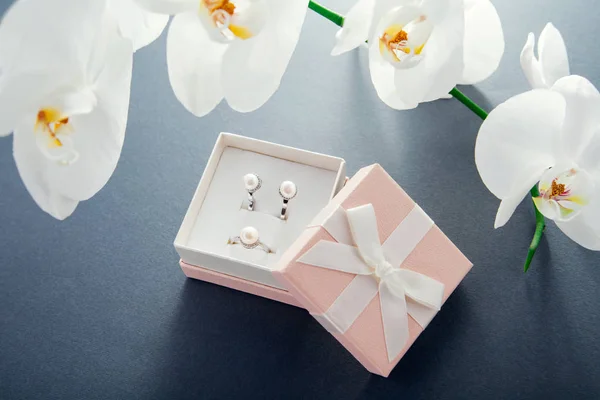 Set de anillo de plata y pendientes con perlas en la caja regalo con orquídea blanca. Regalo para el Día de la Madre — Foto de Stock