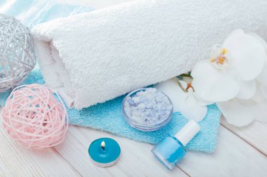 Spa ayarla ve cilt bakım gerekli. Havlu, tuz, mum, tırnak cilası ve orkide tedavisi için hazır