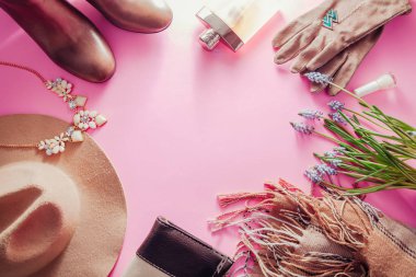 Bahar kadın kıyafeti. Giysi, Ayakkabı ve aksesuarları kümesi. Bahar alışveriş kavramı