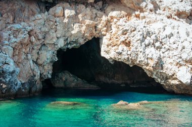Deniz Mağarası Alanya kenarı turkuaz su ile.