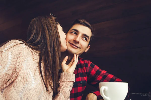 Une jeune femme embrasse son petit ami au café. Petit déjeuner romantique — Photo