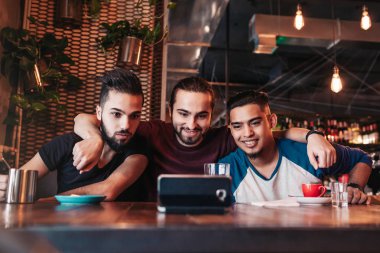 Selfie lounge barda alarak Arap arkadaş grubu. Karışık yarış genç erkekler eğleniyor