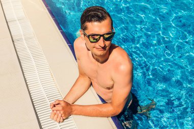 Adam yüzme havuzunda iyi vakit geçiriyor. Herşey dahil. Yaz tatil kavramı.