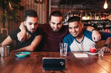 Selfie lounge barda alarak Arap arkadaş grubu. Karışık yarış genç erkekler birlikte vakit