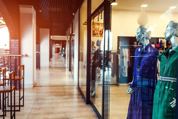 Maniquíes vestidos con vestidos en escaparate de una tienda en el centro comercial. Concepto de compras y ventas — Foto de Stock