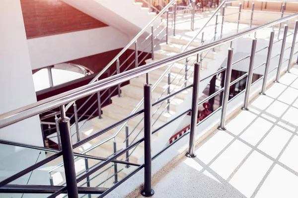 Лестница в современном здании бизнес-центра. Экстренный эвакуационный выход. Лестница в торговом центре. Белая лестница — стоковое фото