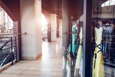 Koridor alışveriş merkezinde. Simülator önlük üzerinde alışveriş merkezinde bir mağaza vitrin giymiş. Alışveriş ve satış konsepti