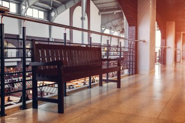 Alışveriş merkezinin iç. Bölge sakin ol. Modern binalar. Birinci katta tezgah.