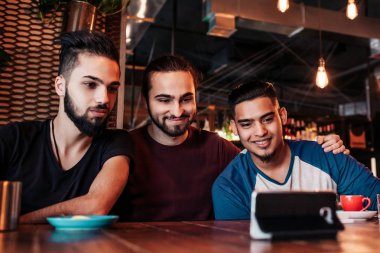 Selfie lounge barda alarak Arap arkadaş grubu. Karışık yarış genç erkekler eğleniyor
