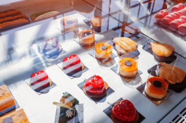 Kek üzerinde kafe vitrin ürün yelpazesine. Çeşitli tatlar. Çikolata ve krema kek meyve ve reçel ile mağaza.