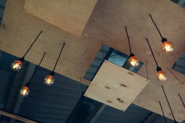 İç tasarım modern restoran tavan. Buhar-punk, popüler sanat, yüksek teknoloji, çatı tasarım. Alışveriş Merkezi dekorasyonu