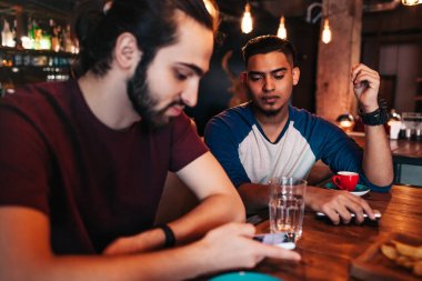 Sosyal ağ bağımlılığı. Akıllı telefonlar Restoran iletişim yerine kullanarak iki karma yarış arkadaş