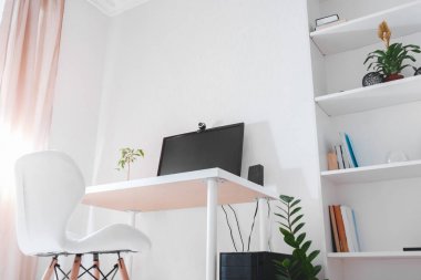 Bir freelancer çalışma alanı. İç office yer çalışmak. Beyaz mobilya ve bilgisayar ile modern tasarım.