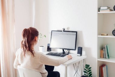 Kadın office çalışanın çalışma alanı. Kadın hafif güneşli odada bilgisayarda çalışıyor. Modern tasarım