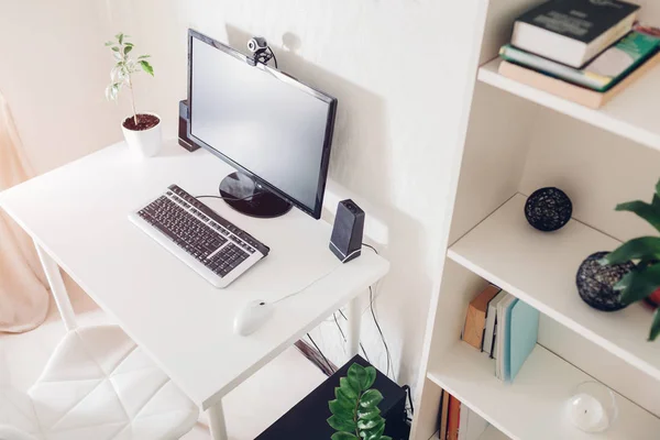 Trabajo desde casa. Espacio de trabajo de un freelancer. Interior. Diseño moderno con muebles blancos y tecnologías . —  Fotos de Stock