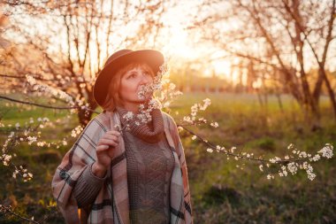 Bahar bahçe mutlu kadın rahatlatıcı. Anneler günü kavramı