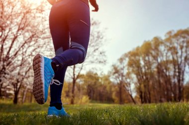 Bahar ormanda çalışan kadın. Yakın çekim spor ayakkabı. Helathy yaşam tarzı kavramı. Aktif sportif insanlar