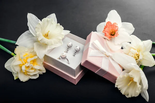 Conjunto de joyas de perlas en caja de regalo con flores. Pendientes de plata y anillo con perlas como regalo para el día de la madre . — Foto de Stock