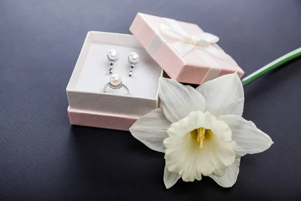 Conjunto de joyas de perlas en caja de regalo con flor. Pendientes de plata y anillo con perlas como regalo para el día de la madre . — Foto de Stock